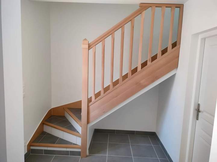 Pour fabriquer des escaliers sur mesure et adaptés à l’architecture de votre maison, faites appel à nos menuisiers !